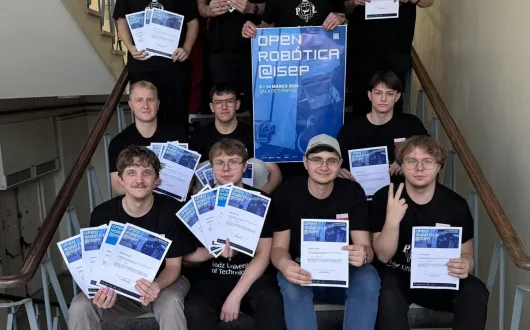 Zwycięska grupa studentów z profesorem D. Witkowskim