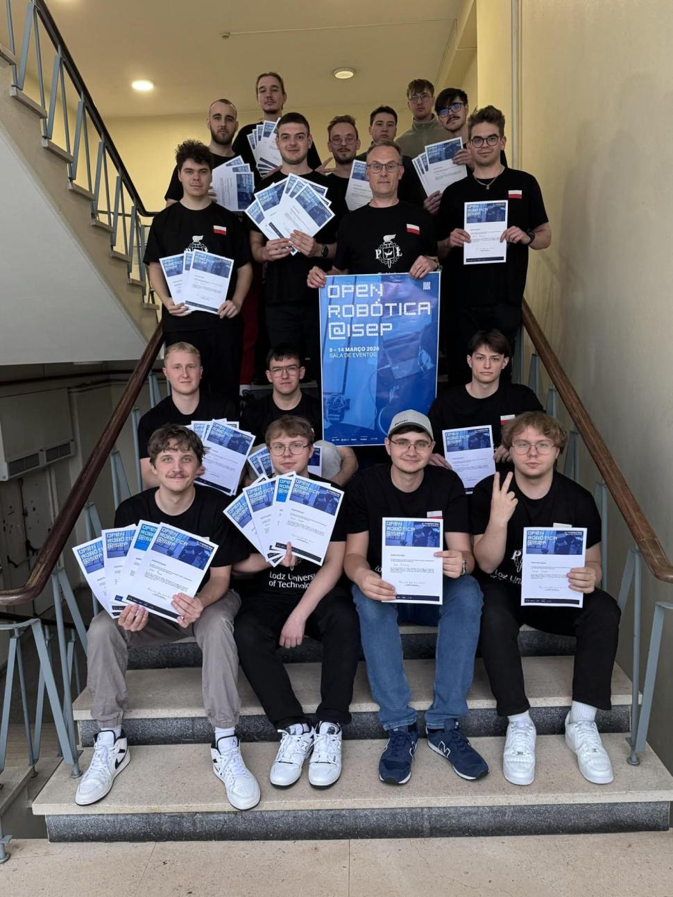 Zwycięska grupa studentów z profesorem D. Witkowskim